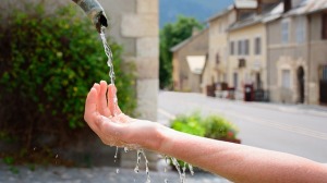 acqua-mano-fontana